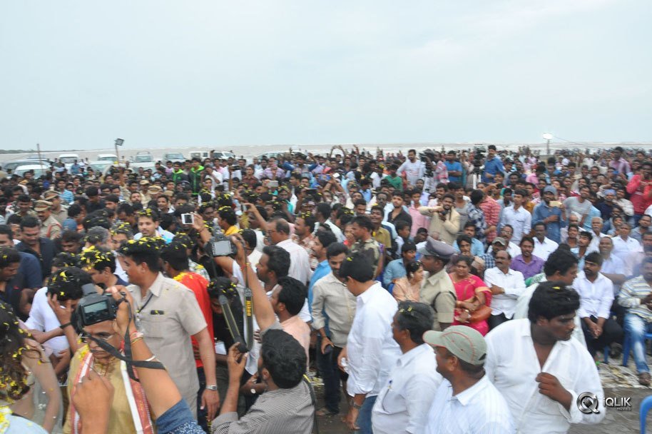 Jaya-Janaki-Nayaka-Movie-Vijayotsava-Veduka-At-Hamsala-Deevi